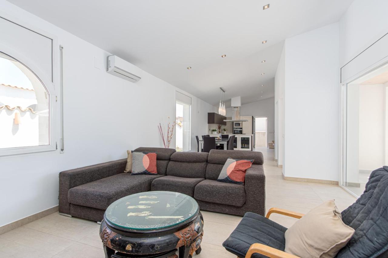 Goldhome - New House With Private Heated Pool, Parking, Wifi, Games Room Empuriabrava Luaran gambar